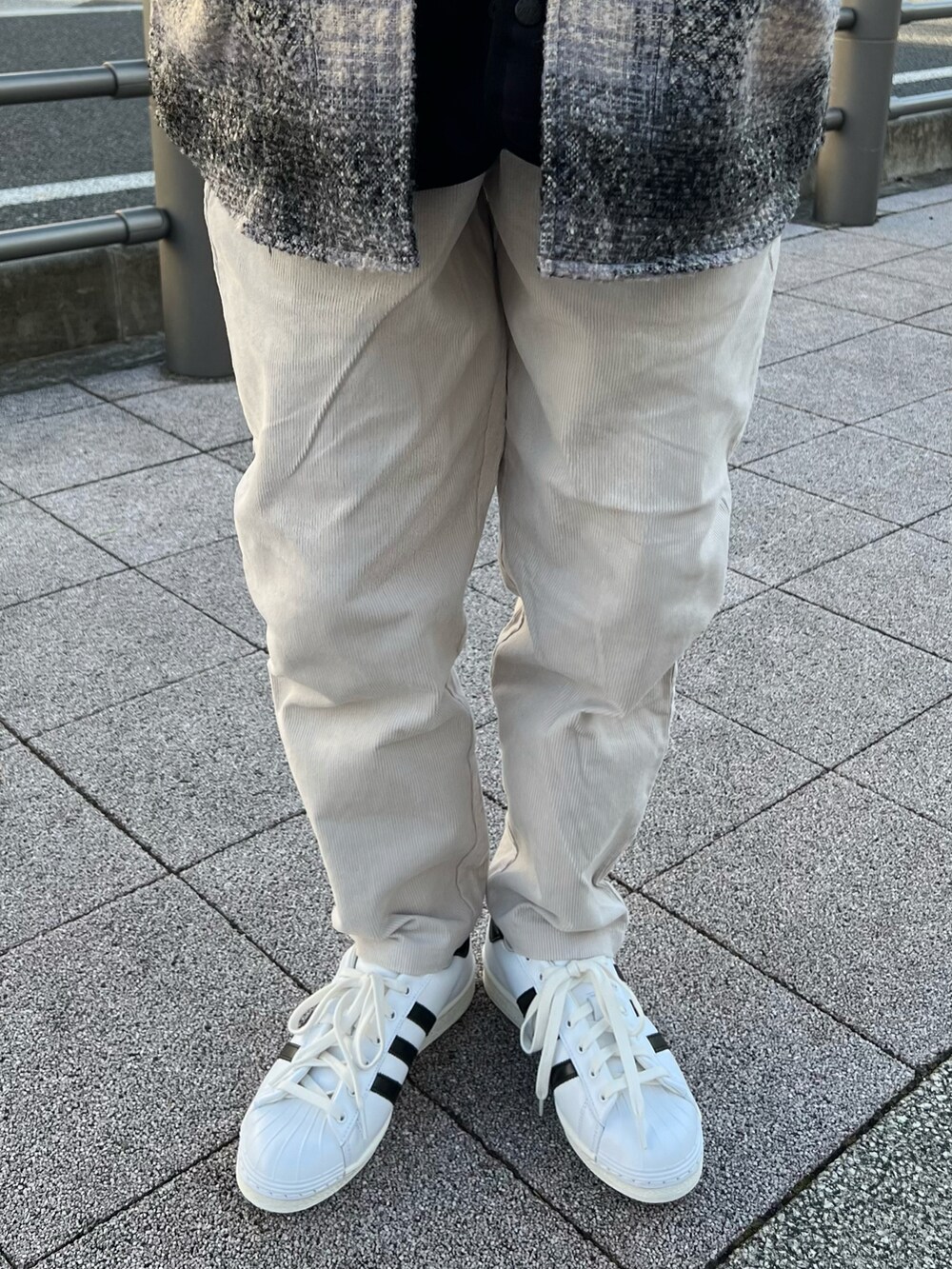 ホワイト系のスニーカー、グレー系のチノパンツ、グレー系のその他アウターを着用したメンズの冬コーディネートの3枚目の写真