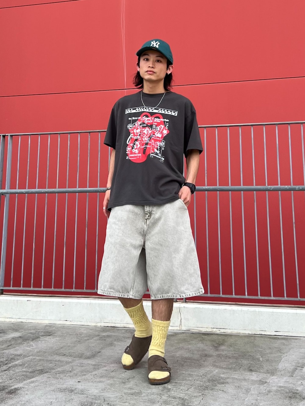 ブラウン系のその他パンツ、ブラウン系のシャツ/ブラウス、グレー系のTシャツ/カットソーを着用したメンズの春コーディネートの2枚目の写真