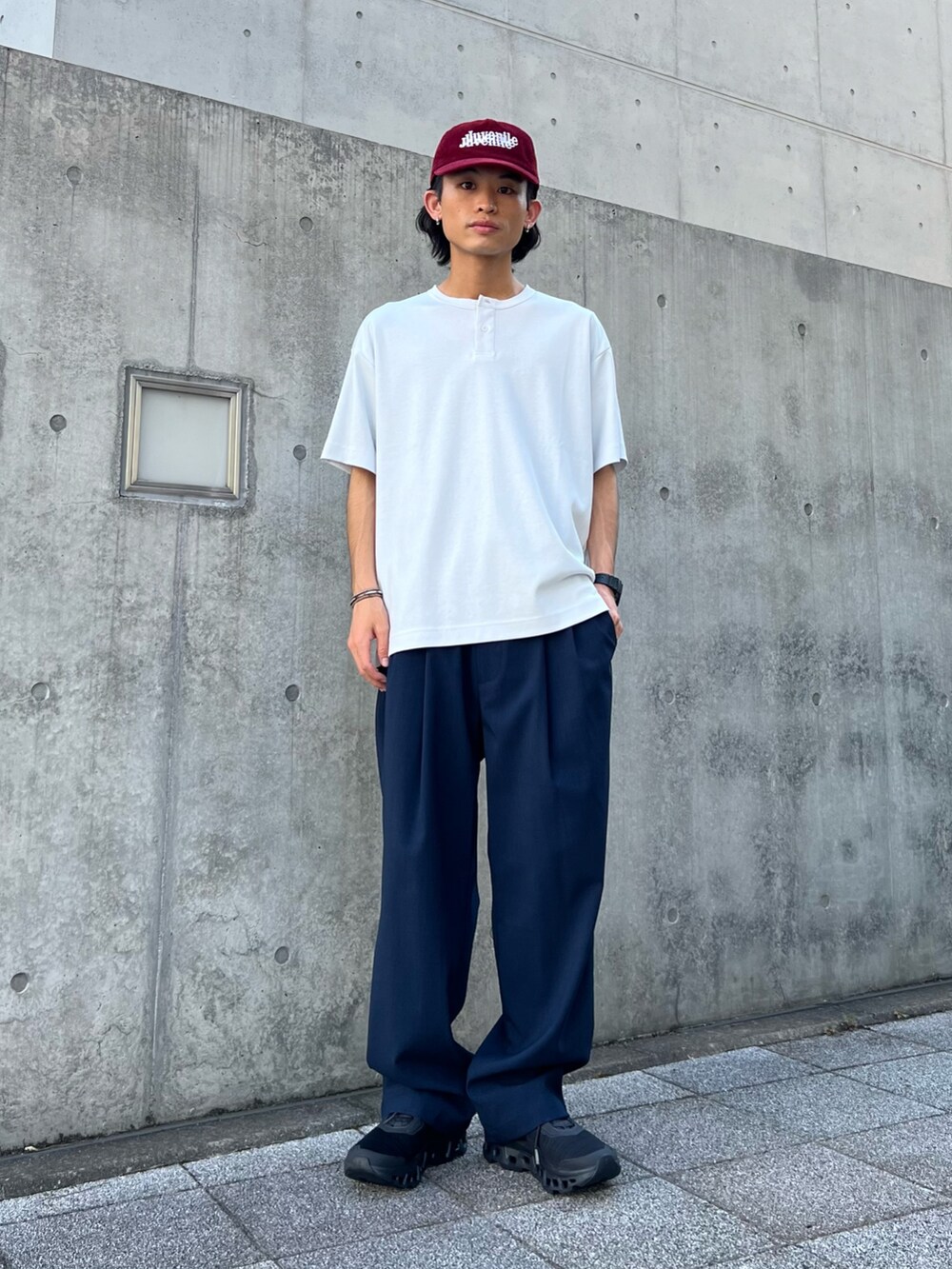 ブラック系のカーディガン/ボレロ、ブルー系のシャツ/ブラウス、グレー系のTシャツ/カットソーを着用したメンズの秋コーディネートの3枚目の写真