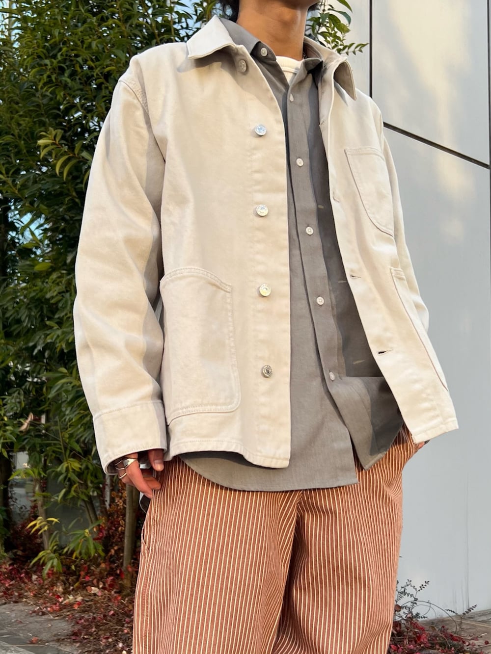 グレー系のシャツ/ブラウス、グレー系のデニムジャケット、ベージュ系のデニムパンツを着用したメンズの冬コーディネートの3枚目の写真