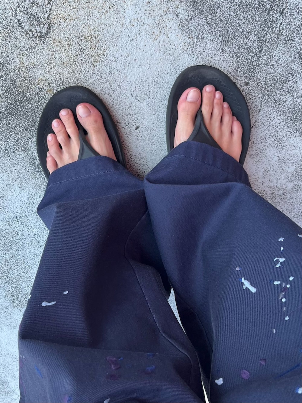 ブルー系のチノパンツ、グリーン系のシャツ/ブラウス、その他のTシャツ/カットソーを着用したメンズの夏コーディネートの7枚目の写真
