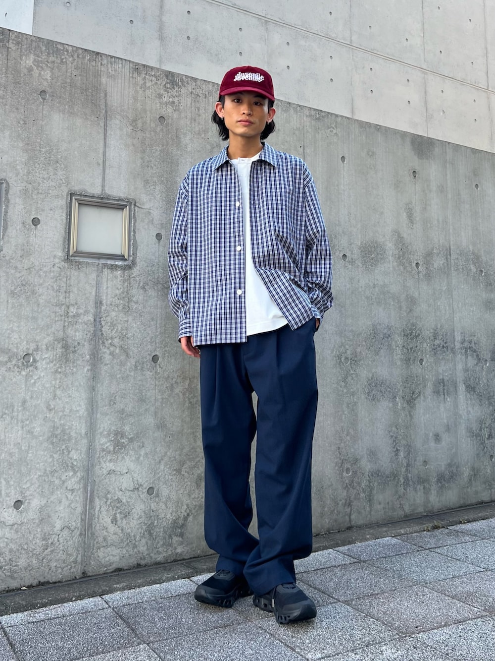 ブラック系のカーディガン/ボレロ、ブルー系のシャツ/ブラウス、グレー系のTシャツ/カットソーを着用したメンズの秋コーディネートの2枚目の写真