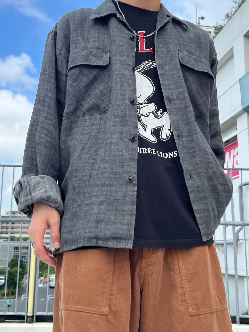ブラウン系のその他パンツ、ブラック系のシャツ/ブラウス、ブラック系のTシャツ/カットソーを着用したメンズの夏コーディネートの3枚目の写真