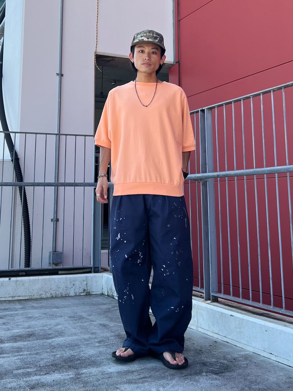 ブルー系のチノパンツ、グリーン系のシャツ/ブラウス、その他のTシャツ/カットソーを着用したメンズの夏コーディネートの2枚目の写真