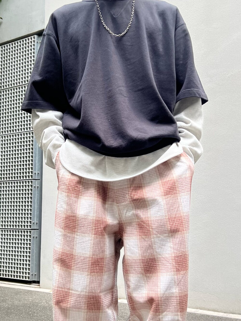 ブラック系のTシャツ/カットソー、ブラウン系のその他パンツ、ホワイト系のハットを着用したメンズの夏コーディネートの2枚目の写真