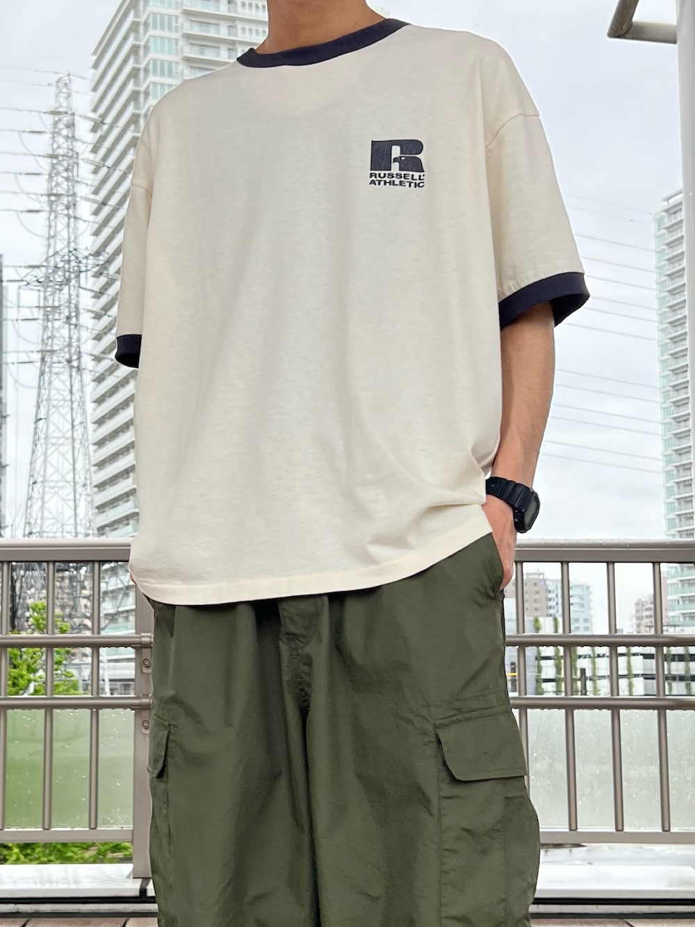 ホワイト系のTシャツ/カットソー、グリーン系のカーゴパンツ、ベージュ系のサンダルを着用したメンズの夏コーディネートの2枚目の写真