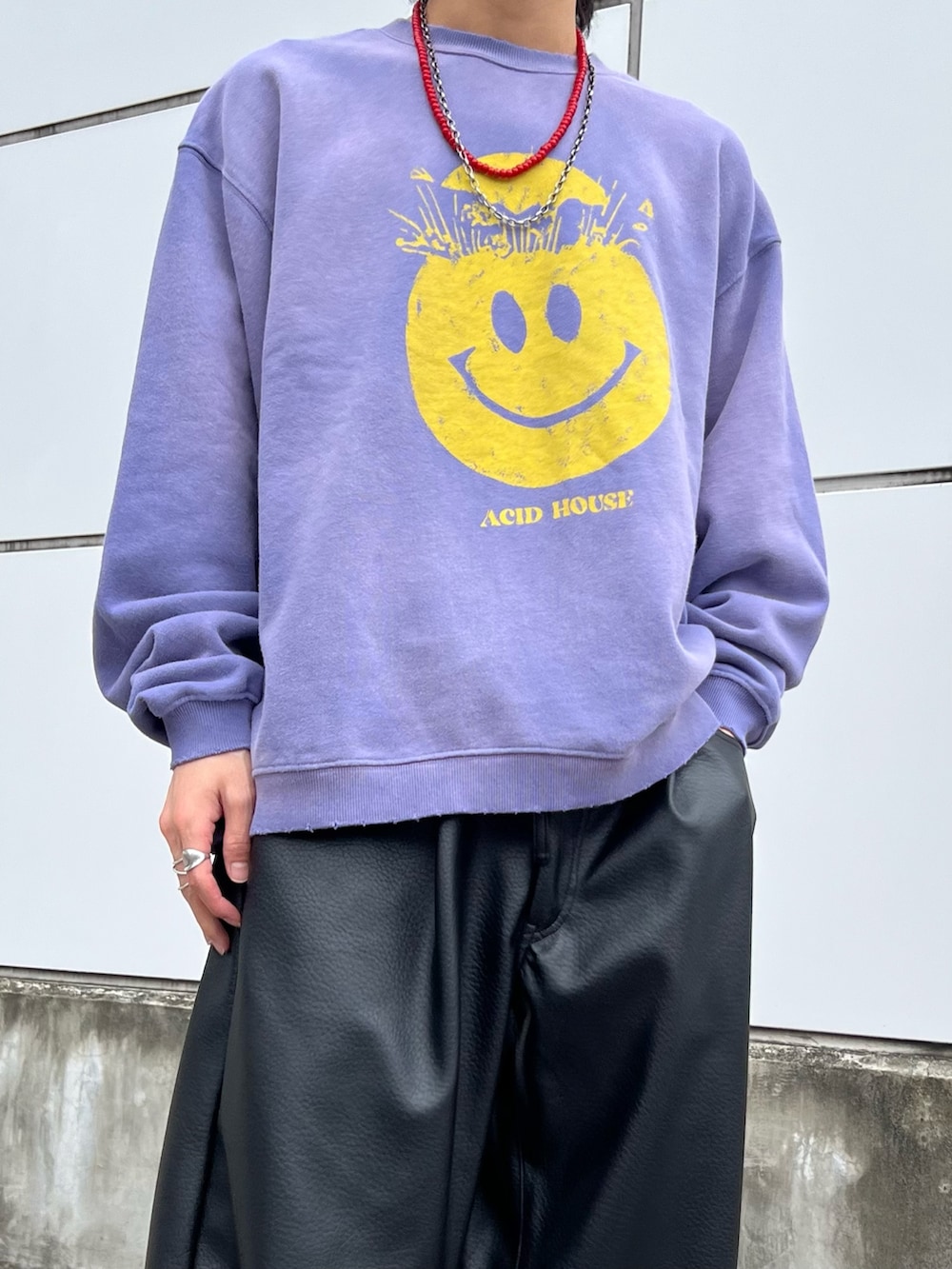 パープル系のスウェット、ブラック系のその他パンツ、その他のその他を着用したメンズの冬コーディネートの2枚目の写真