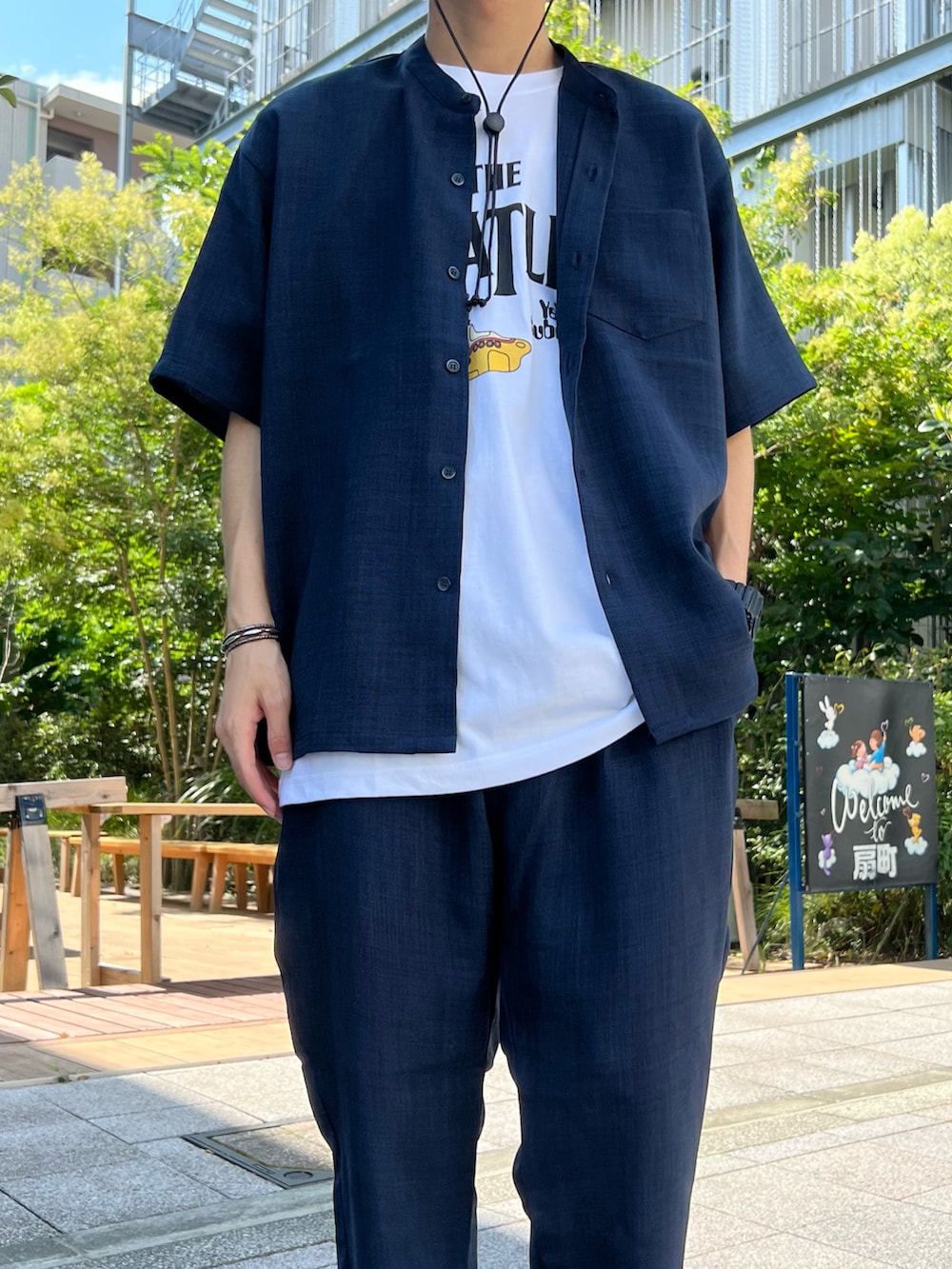 ブルー系のシャツ/ブラウス、ホワイト系のTシャツ/カットソー、ブルー系のスラックスを着用したメンズの夏コーディネートの2枚目の写真