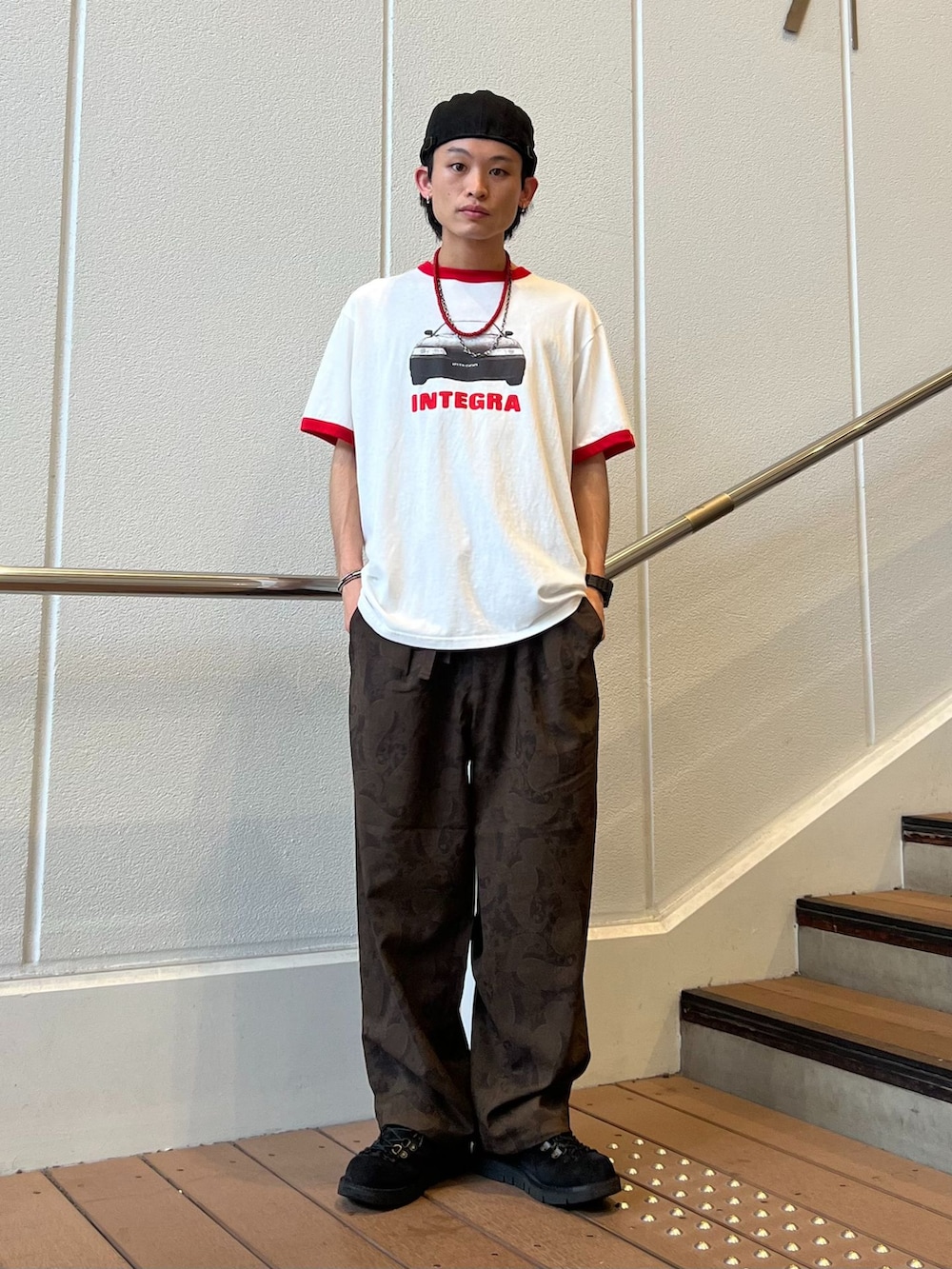 ブラウン系のスラックス、グリーン系のシャツ/ブラウス、ホワイト系のTシャツ/カットソーを着用したメンズの夏コーディネートの2枚目の写真