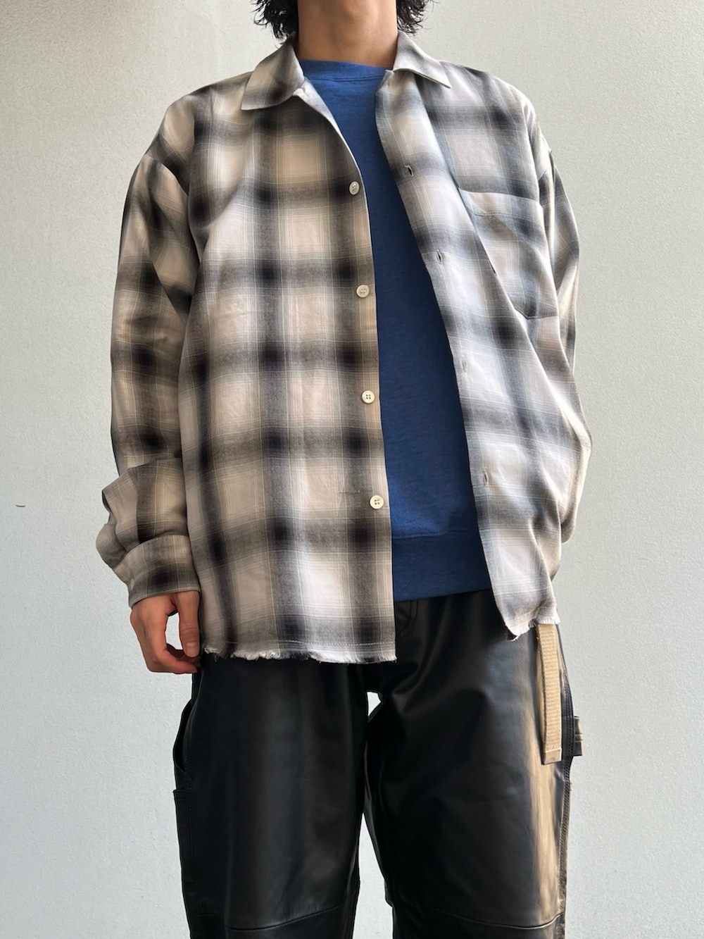 ブラック系のシャツ/ブラウス、ブルー系のスウェット、ブラック系のその他パンツを着用したメンズの春コーディネートの3枚目の写真