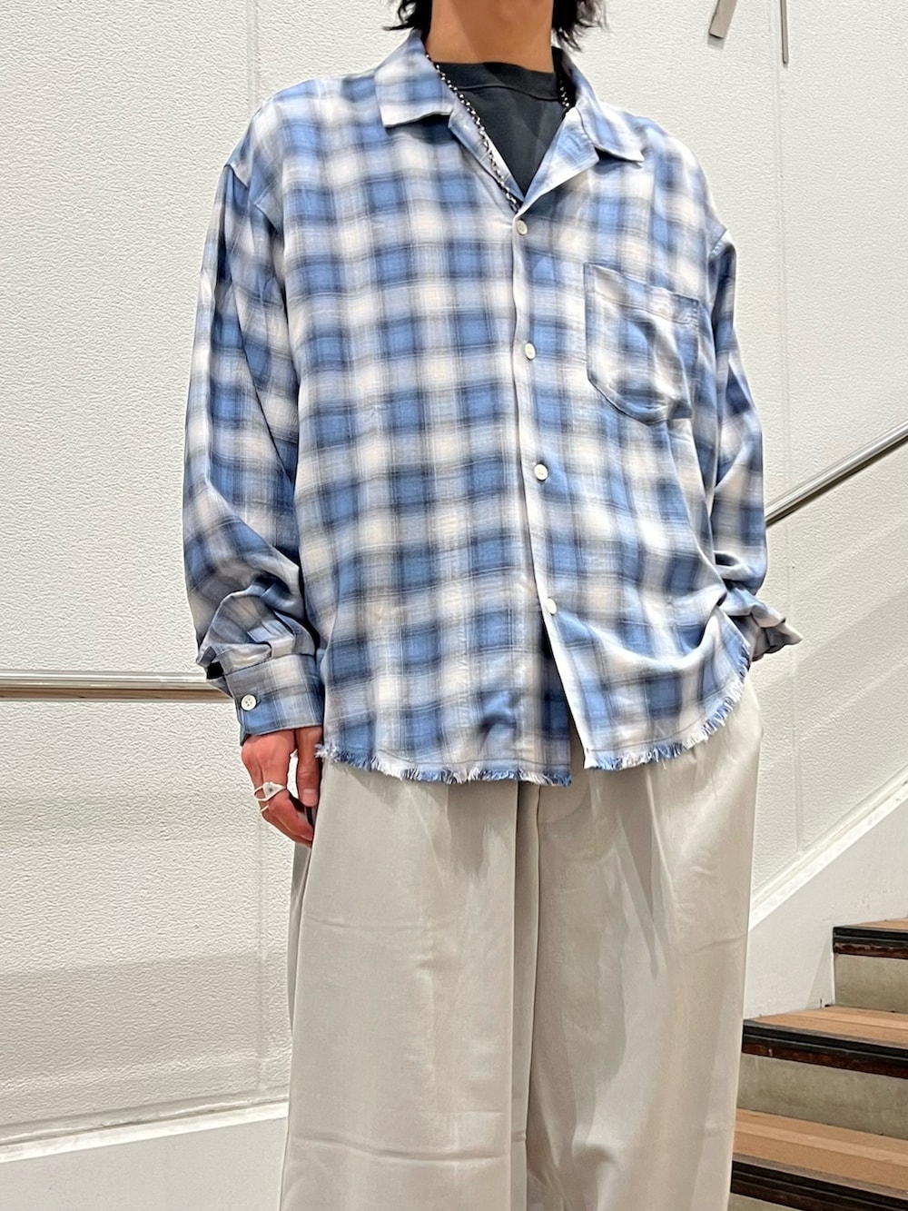 ブラック系のデニムジャケット、ブルー系のシャツ/ブラウス、ホワイト系のスラックスを着用したメンズの春コーディネートの4枚目の写真