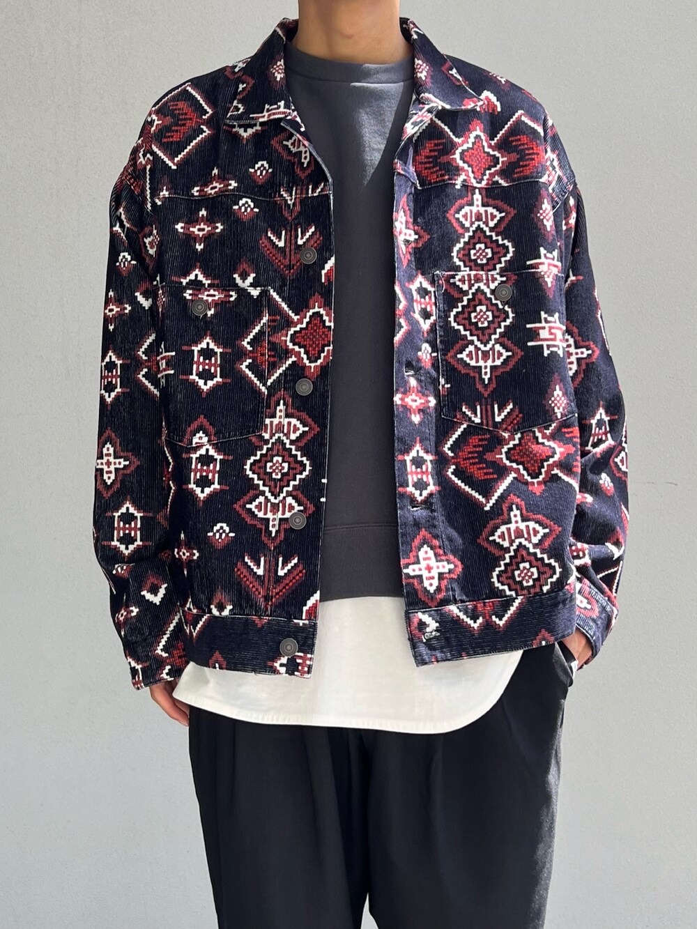 ブルー系のその他アウター、ブラック系のスウェット、ホワイト系のTシャツ/カットソーを着用したメンズの秋コーディネートの2枚目の写真