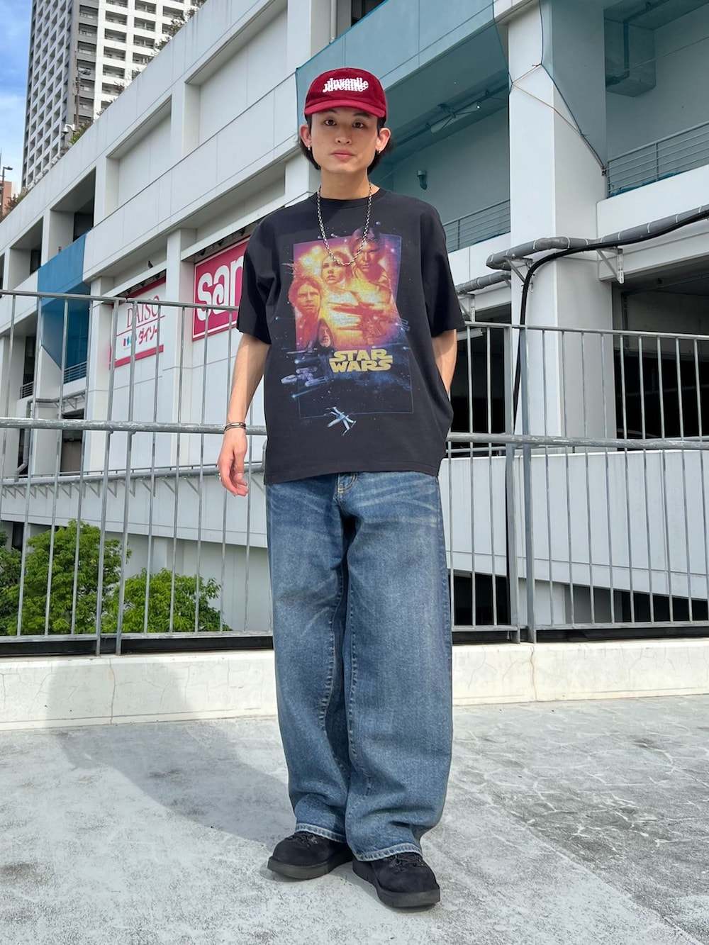ブルー系のデニムパンツ、パープル系のシャツ/ブラウス、ブラック系のTシャツ/カットソーを着用したメンズの春コーディネートの2枚目の写真