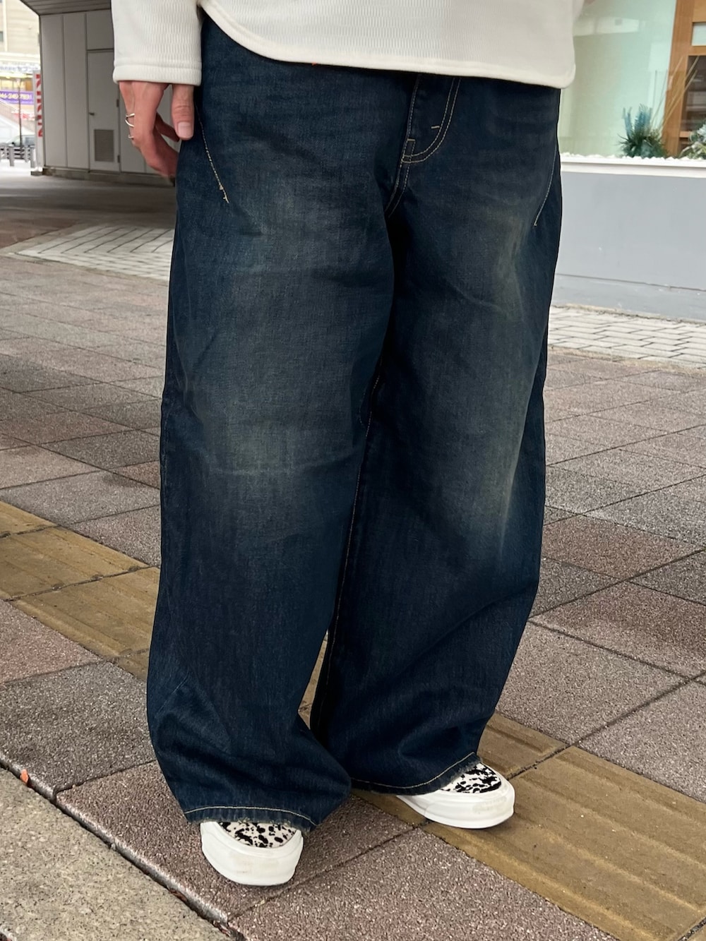 ホワイト系のTシャツ/カットソー、ブルー系のデニムパンツ、ホワイト系のシャツ/ブラウスを着用したメンズの冬コーディネートの5枚目の写真