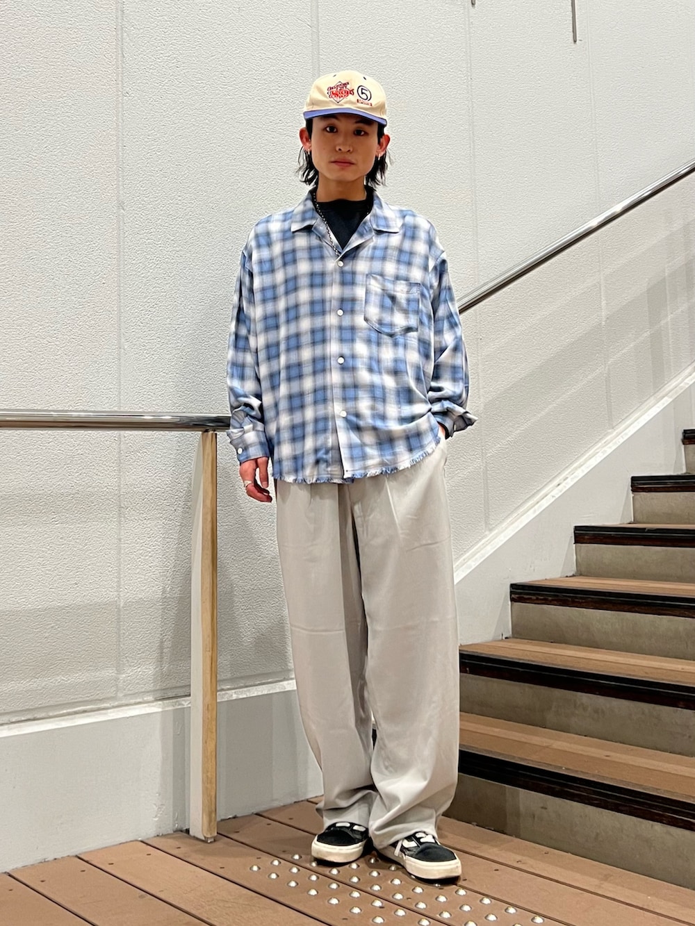 ブラック系のデニムジャケット、ブルー系のシャツ/ブラウス、ホワイト系のスラックスを着用したメンズの春コーディネートの2枚目の写真