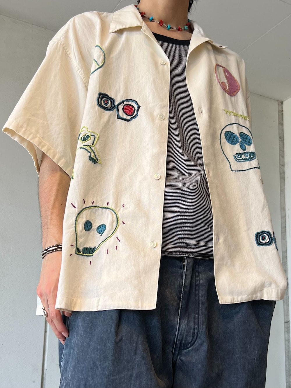 ブルー系のチノパンツ、ホワイト系のシャツ/ブラウス、ブラック系のTシャツ/カットソーを着用したメンズの夏コーディネートの2枚目の写真