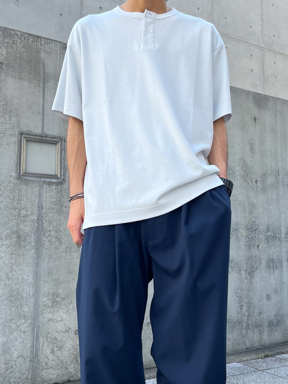 ブラック系のカーディガン/ボレロ、ブルー系のシャツ/ブラウス、グレー系のTシャツ/カットソーを着用したメンズの秋コーディネートの6枚目の写真