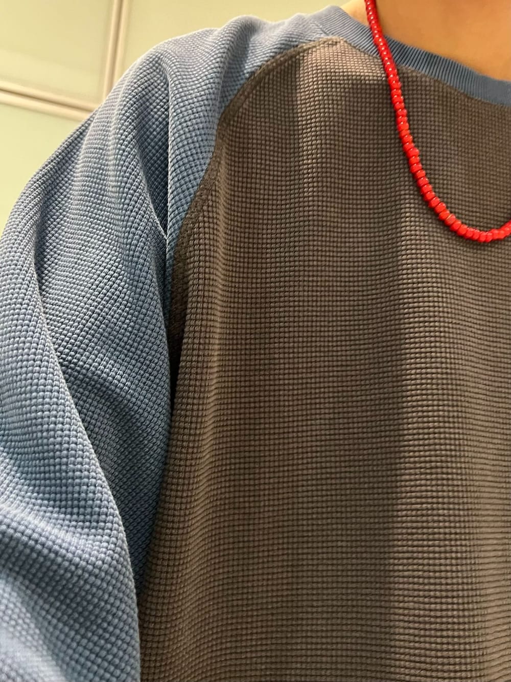 ブラック系のスラックス、ブルー系のTシャツ/カットソー、ブラック系のショルダーバッグを着用したメンズの夏コーディネートの3枚目の写真