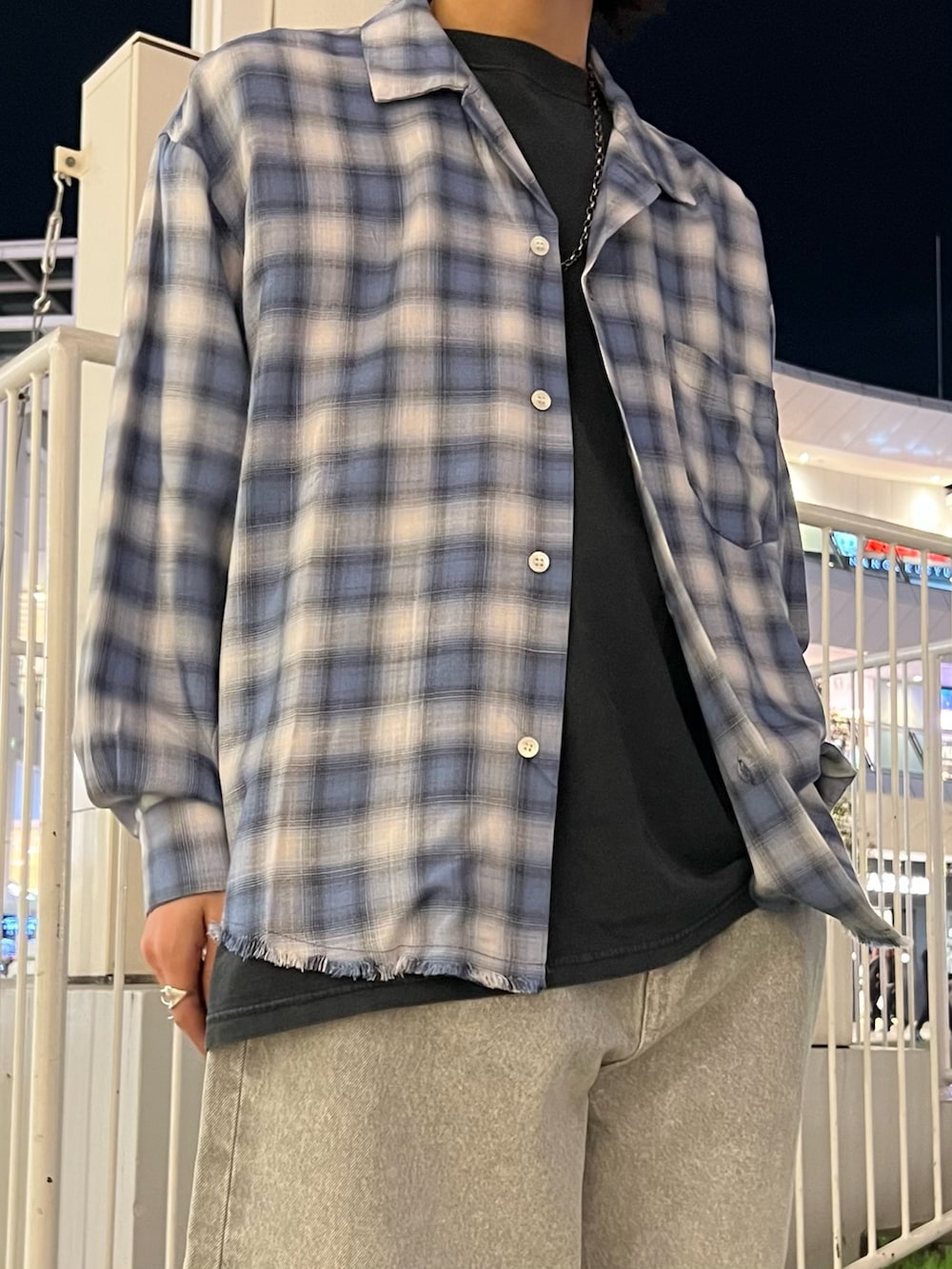 グレー系のマウンテンパーカー、ブルー系のシャツ/ブラウス、ブラック系のTシャツ/カットソーを着用したメンズの春コーディネートの4枚目の写真