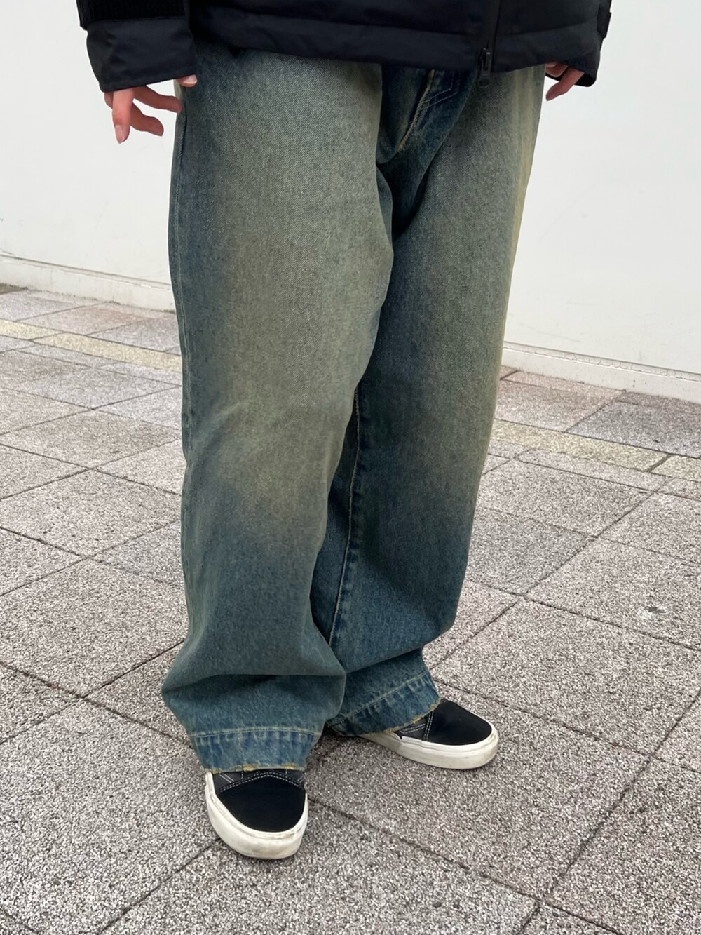 ブラック系のその他アウター、ブルー系のデニムパンツ、グレー系のキャップを着用したメンズの秋コーディネートの4枚目の写真