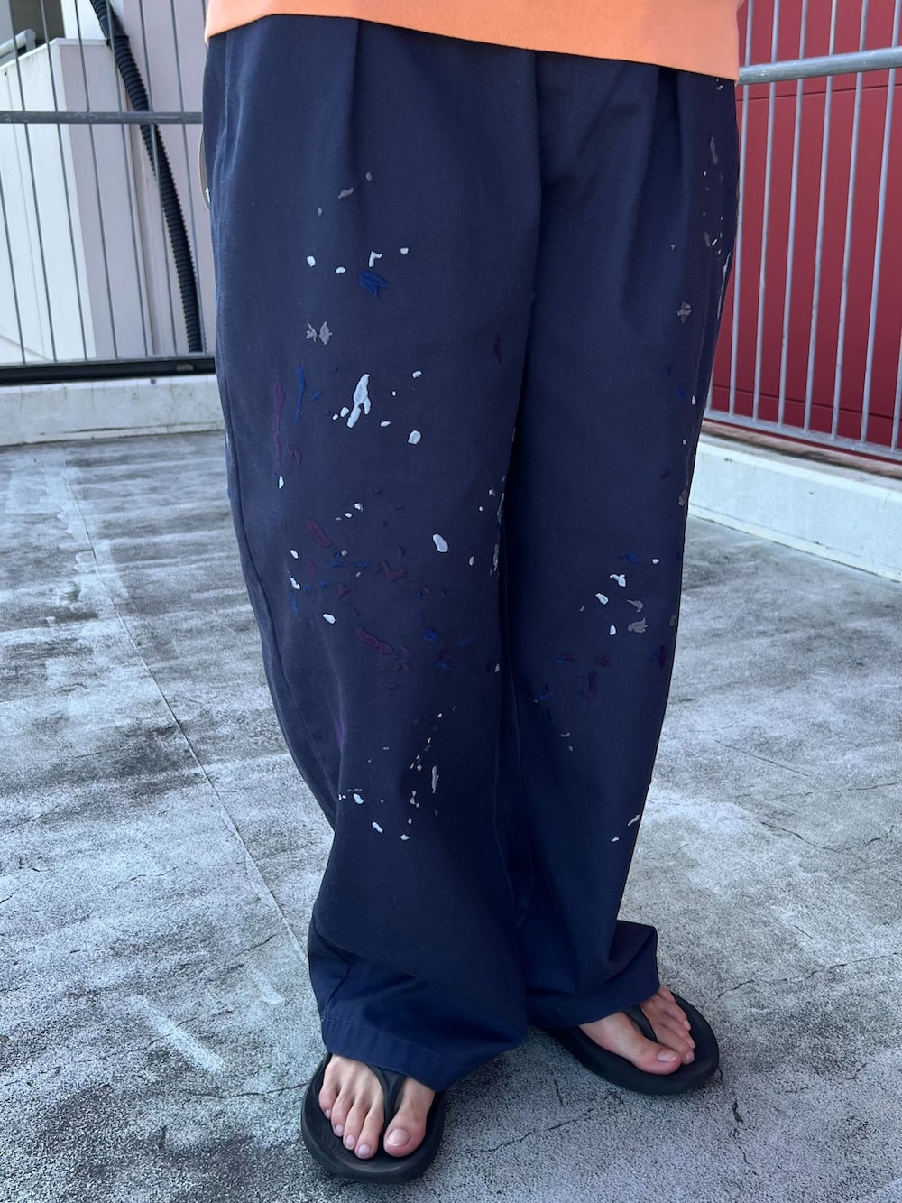 ブルー系のチノパンツ、グリーン系のシャツ/ブラウス、その他のTシャツ/カットソーを着用したメンズの夏コーディネートの5枚目の写真