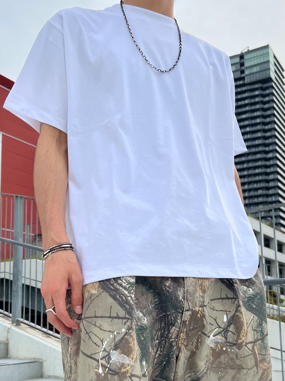グリーン系のその他パンツ、ブラック系のシャツ/ブラウス、ホワイト系のTシャツ/カットソーを着用したメンズの夏コーディネートの4枚目の写真