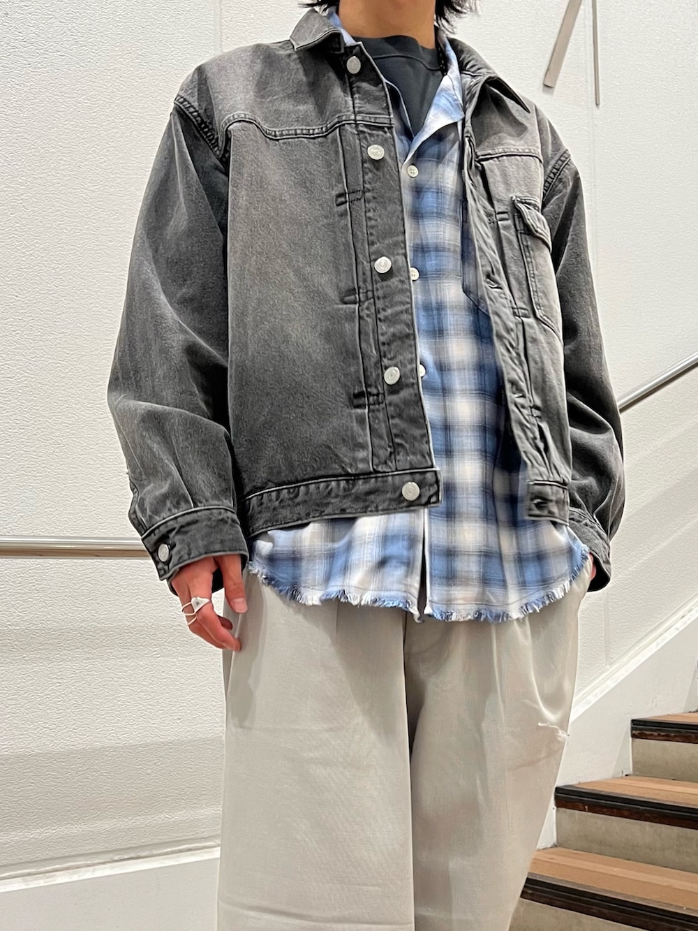 ブラック系のデニムジャケット、ブルー系のシャツ/ブラウス、ホワイト系のスラックスを着用したメンズの春コーディネートの3枚目の写真