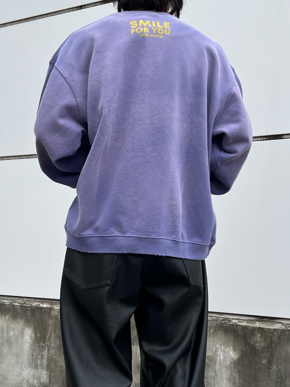 パープル系のスウェット、ブラック系のその他パンツ、その他のその他を着用したメンズの冬コーディネートの3枚目の写真