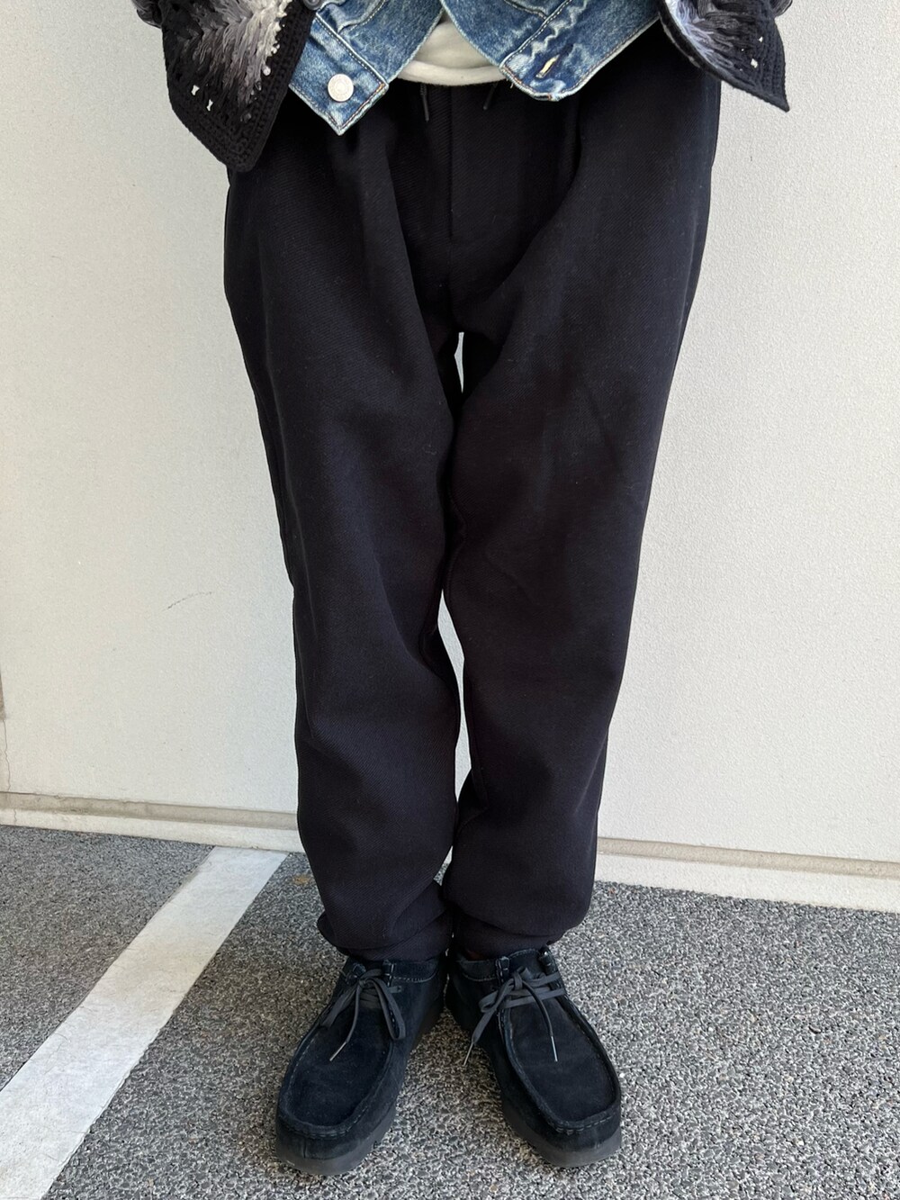 ブラック系のカーディガン/ボレロ、ブルー系のデニムジャケット、ブラック系のスラックスを着用したメンズの冬コーディネートの3枚目の写真