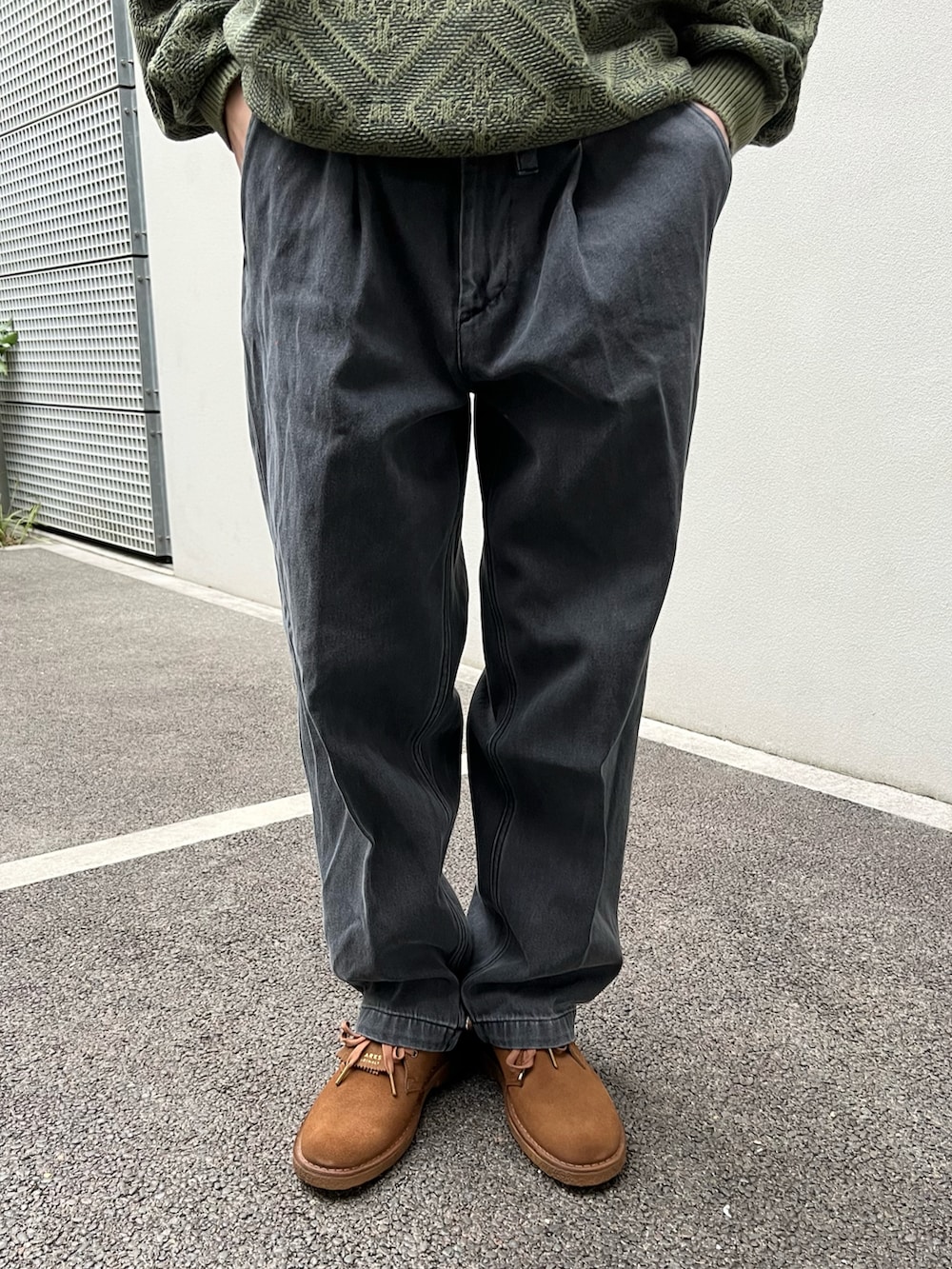 グリーン系のニット/セーター、ブラック系のデニムパンツ、ブラウン系のブーツを着用したメンズの冬コーディネートの3枚目の写真