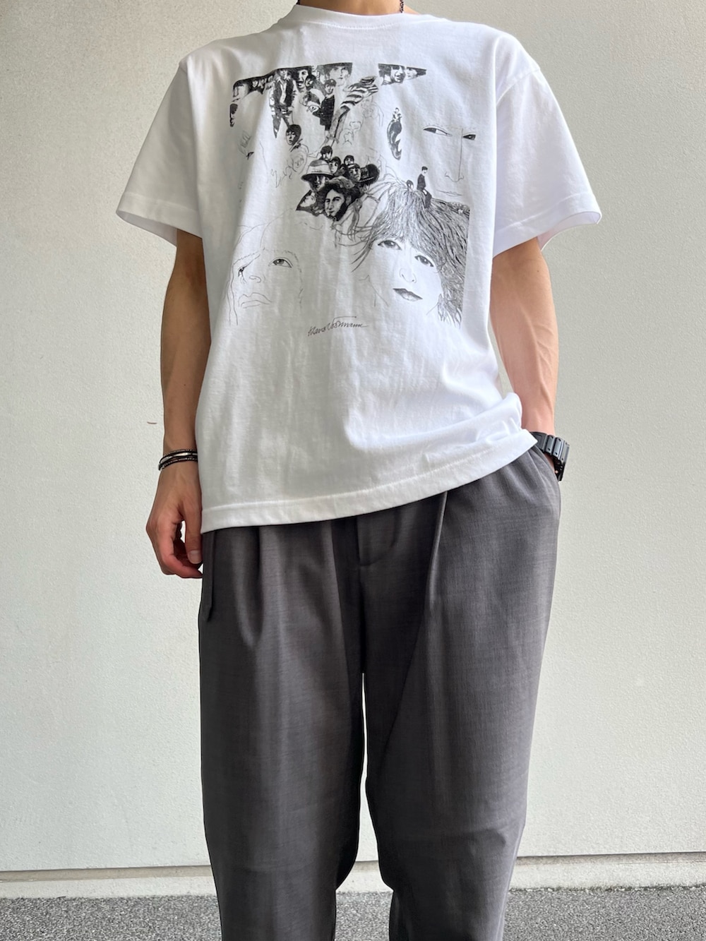 ホワイト系のTシャツ/カットソー、グレー系のシャツ/ブラウス、グレー系のスラックスを着用したメンズの春コーディネートの5枚目の写真