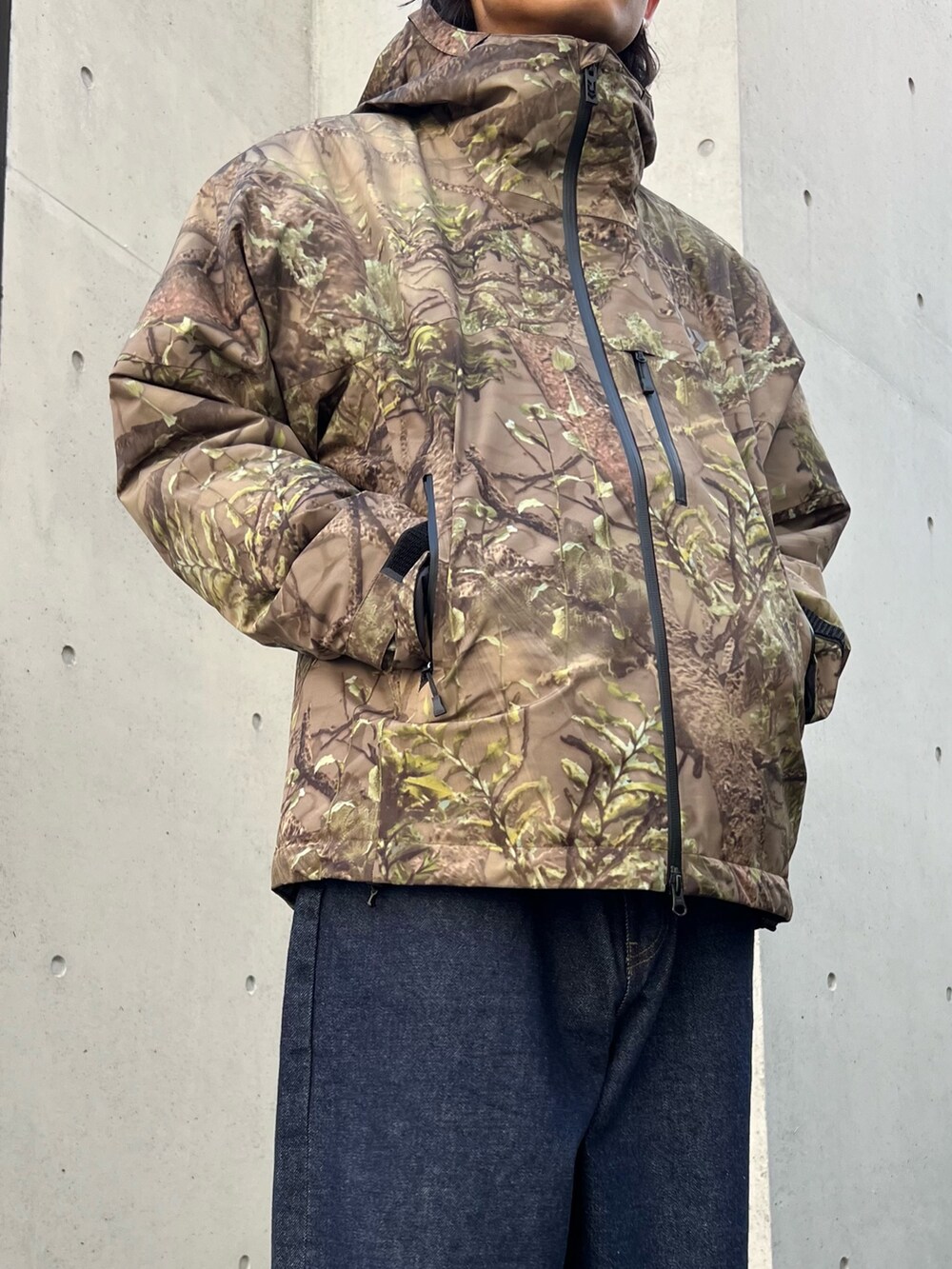 ホワイト系のスウェット、ブルー系のデニムパンツ、グリーン系のその他アウターを着用したメンズの秋コーディネートの4枚目の写真