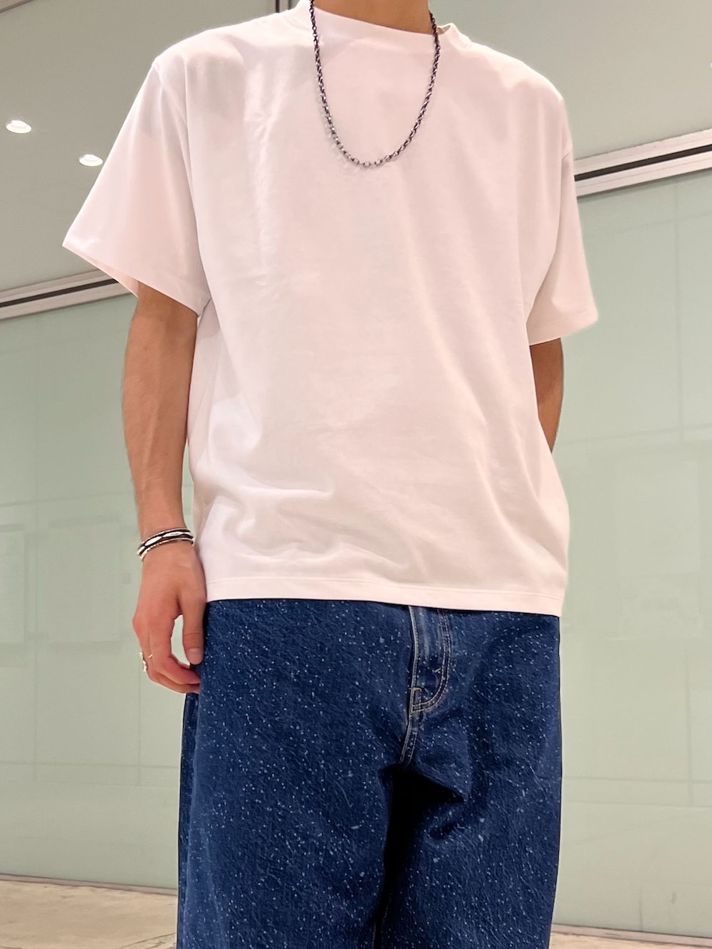 ブルー系のデニムパンツ、レッド系のシャツ/ブラウス、ホワイト系のTシャツ/カットソーを着用したメンズの夏コーディネートの4枚目の写真
