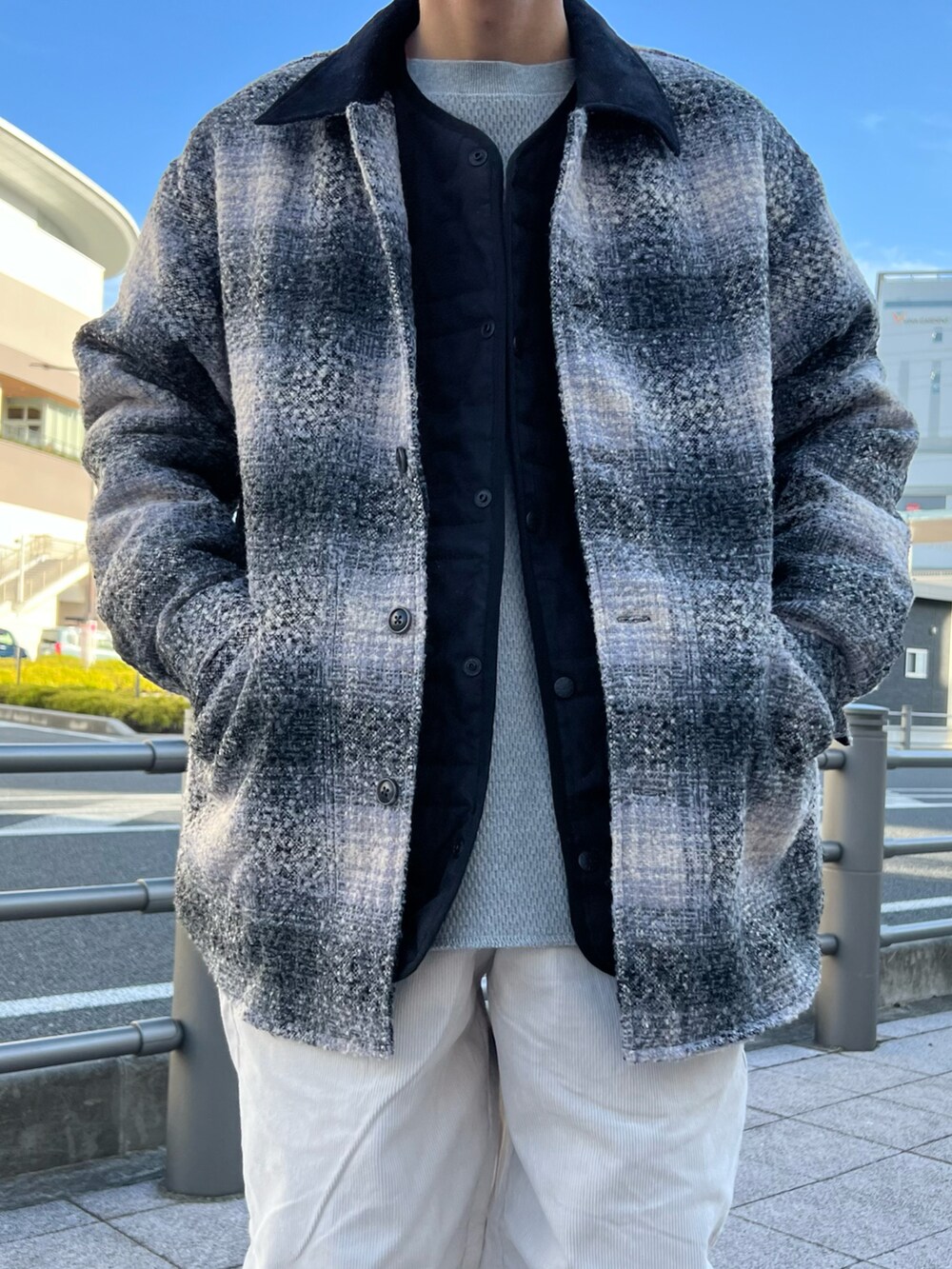 ホワイト系のスニーカー、グレー系のチノパンツ、グレー系のその他アウターを着用したメンズの冬コーディネートの2枚目の写真
