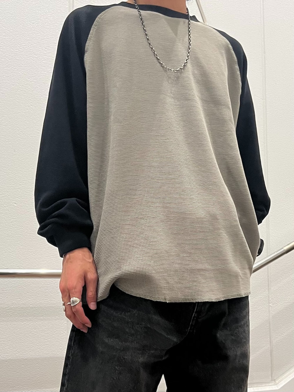 ブルー系のテーラードジャケット、ブラック系のデニムパンツ、ブラック系のTシャツ/カットソーを着用したメンズの夏コーディネートの4枚目の写真