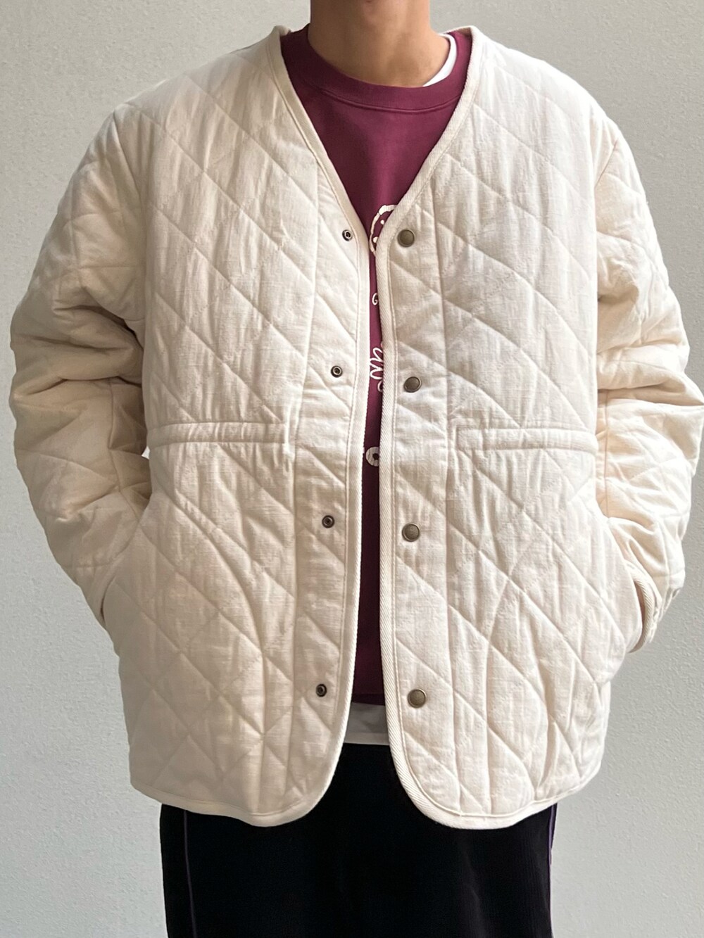 ホワイト系のその他アウター、レッド系のスウェット、ホワイト系のTシャツ/カットソーを着用したメンズの秋コーディネートの2枚目の写真