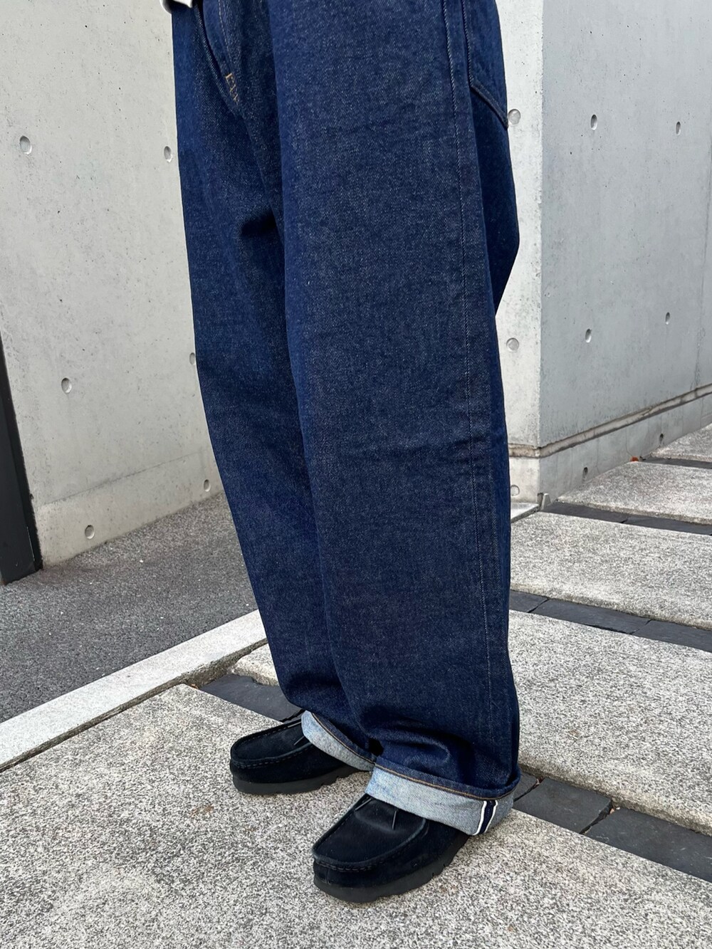 ホワイト系のスウェット、ブルー系のデニムパンツ、グリーン系のその他アウターを着用したメンズの秋コーディネートの7枚目の写真