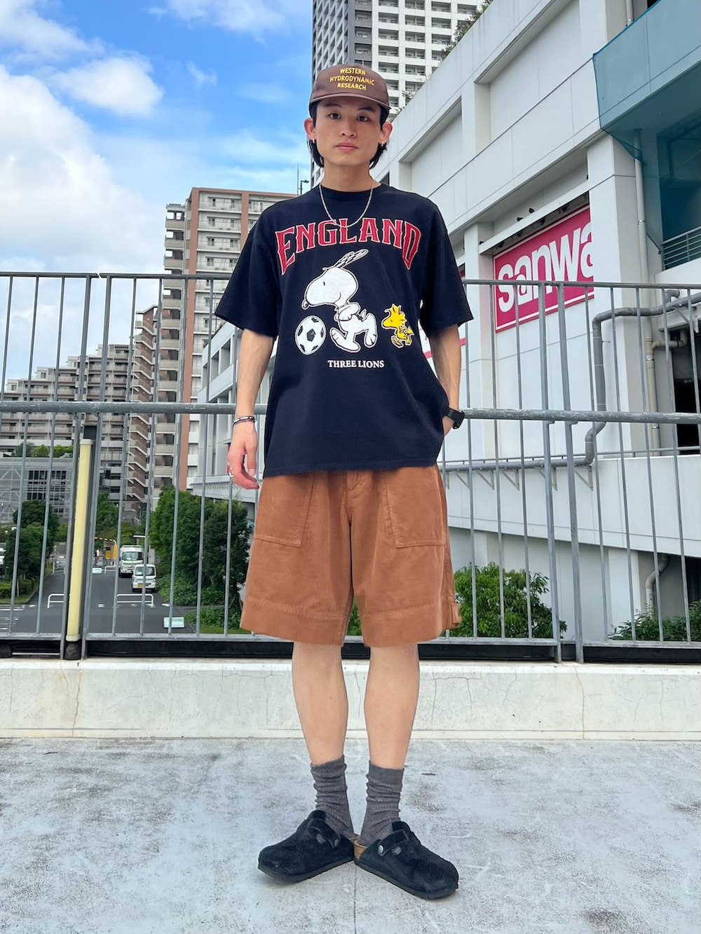 ブラウン系のその他パンツ、ブラック系のシャツ/ブラウス、ブラック系のTシャツ/カットソーを着用したメンズの夏コーディネートの2枚目の写真