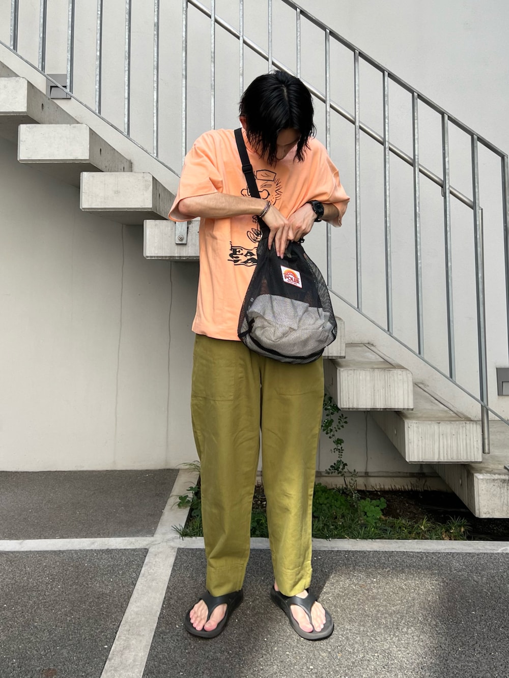 「ビッグシルエット、ロゴT、カラーパンツ、ショルダーバッグ、ストリート、休日スタイル、サンダル、古着MIX、プリントT、シンプルコーデ、ミニバッグ、ビタミンカラー、淡色コーデ、初夏コーデ、WEARyouthコーデ」｜「PEANUTSの【PEANUTS × SPORTS WEAR by relume】別注 プリントTシャツ（Tシャツ/カットソー、レッド系）」を使った、わたしょさん（メンズ・166cm）の春コーディネートの2枚目の写真