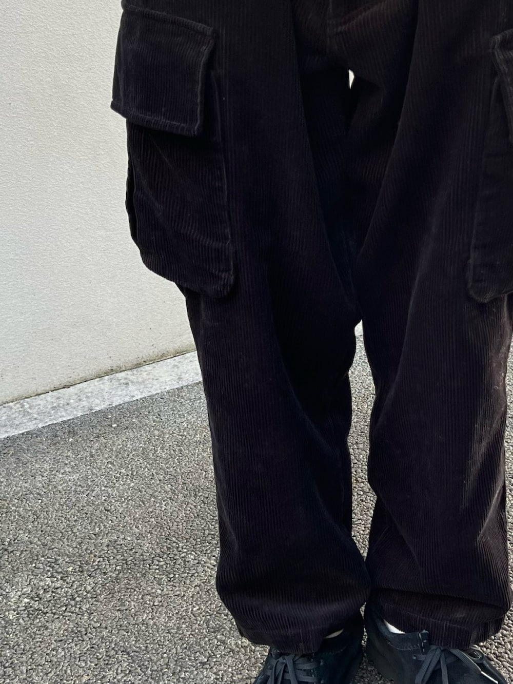 ブルー系のニット/セーター、ブラック系のカーゴパンツ、ブラック系のモカシン/デッキシューズを着用したメンズの秋コーディネートの3枚目の写真