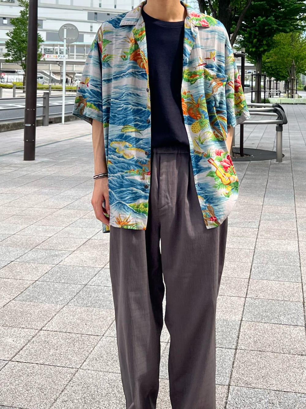 グレー系のシャツ/ブラウス、ホワイト系のTシャツ/カットソー、グレー系のその他パンツを着用したメンズの夏コーディネートの2枚目の写真