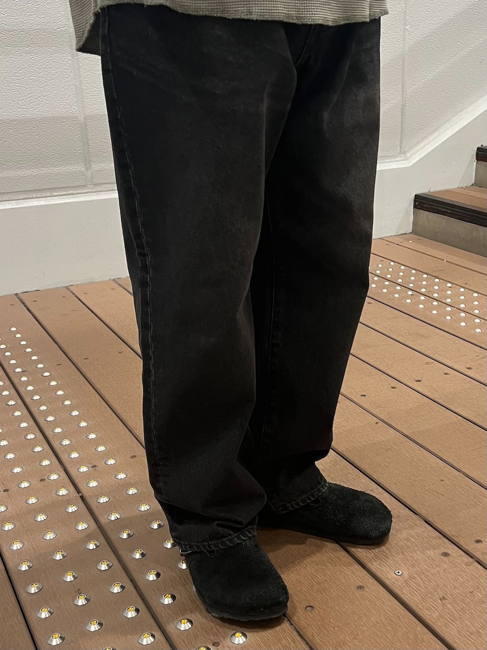 ブルー系のテーラードジャケット、ブラック系のデニムパンツ、ブラック系のTシャツ/カットソーを着用したメンズの夏コーディネートの5枚目の写真