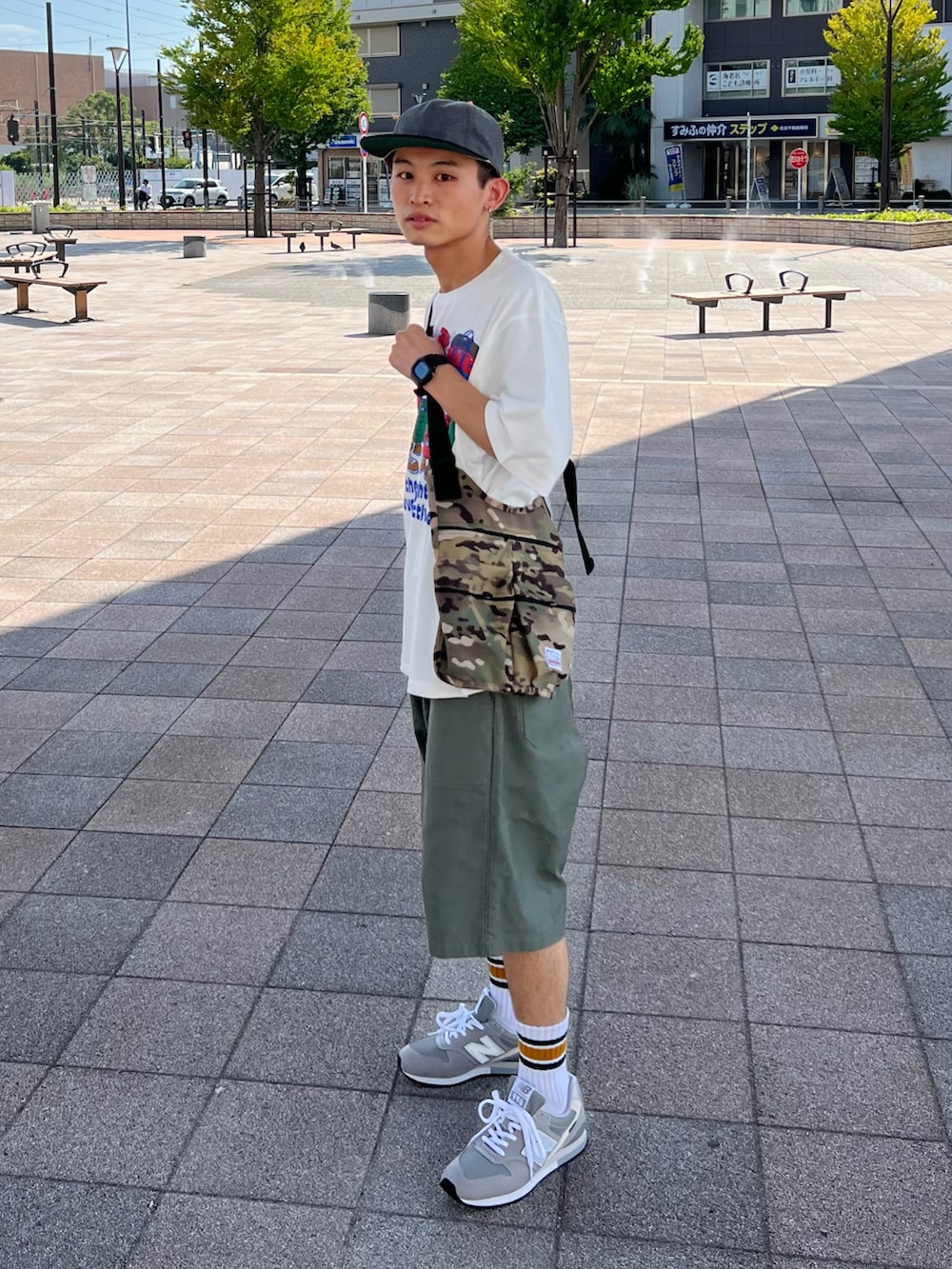 グリーン系のその他パンツ、ホワイト系のTシャツ/カットソー、グリーン系のショルダーバッグを着用したメンズの夏コーディネートの3枚目の写真