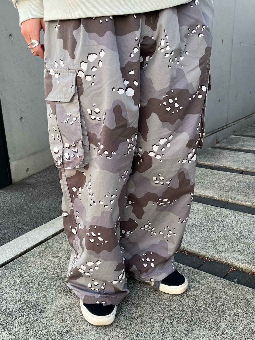 グリーン系のミリタリージャケット、グレー系のスウェット、グレー系のカーゴパンツを着用したメンズの冬コーディネートの5枚目の写真