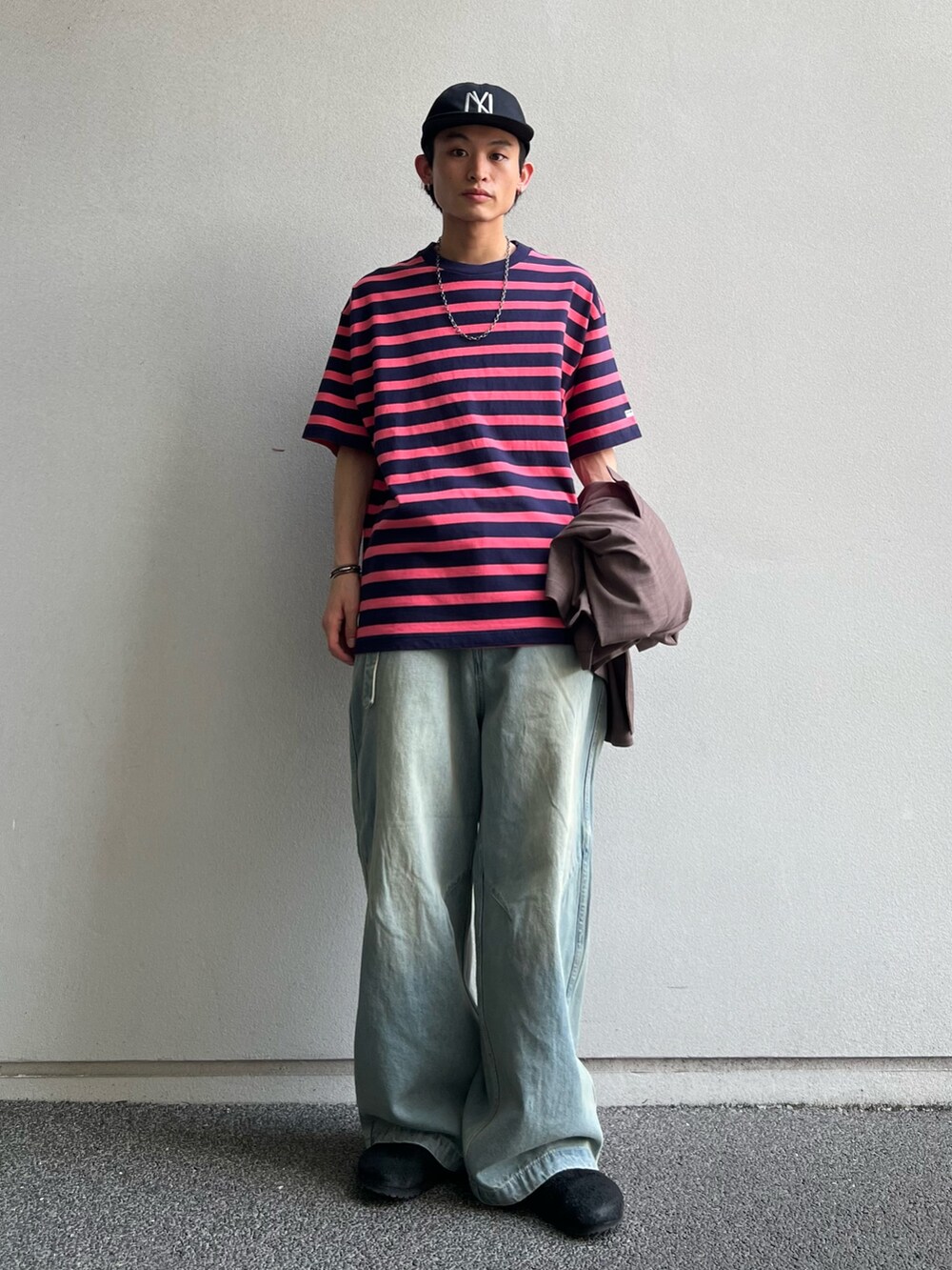 ブラウン系のその他アウター、ブルー系のTシャツ/カットソー、ブルー系のデニムパンツを着用したメンズの夏コーディネートの2枚目の写真