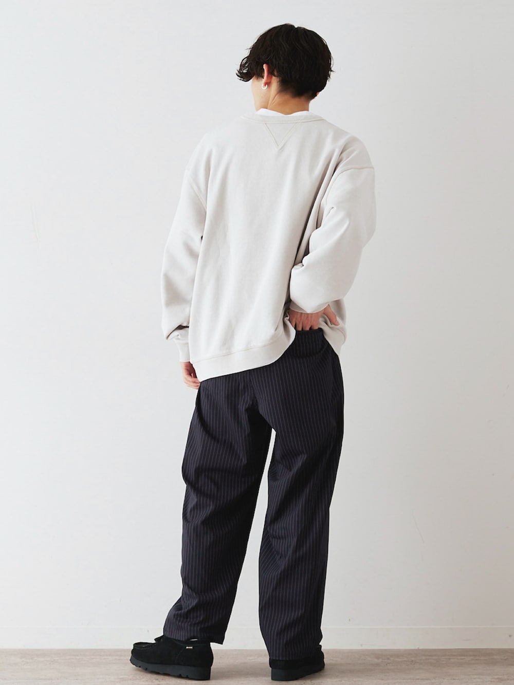 ブラック系のその他シューズ、ブルー系のその他パンツ、その他のその他を着用したメンズの春コーディネートの2枚目の写真