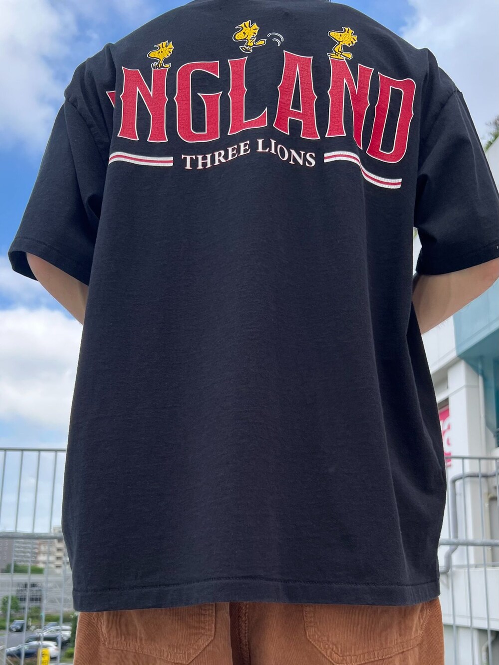 ブラウン系のその他パンツ、ブラック系のシャツ/ブラウス、ブラック系のTシャツ/カットソーを着用したメンズの夏コーディネートの6枚目の写真