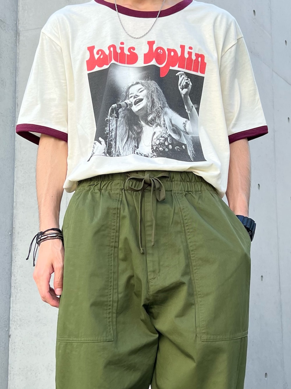 ホワイト系のTシャツ/カットソー、ブラック系のサンダル、グリーン系のその他パンツを着用したメンズの夏コーディネートの2枚目の写真