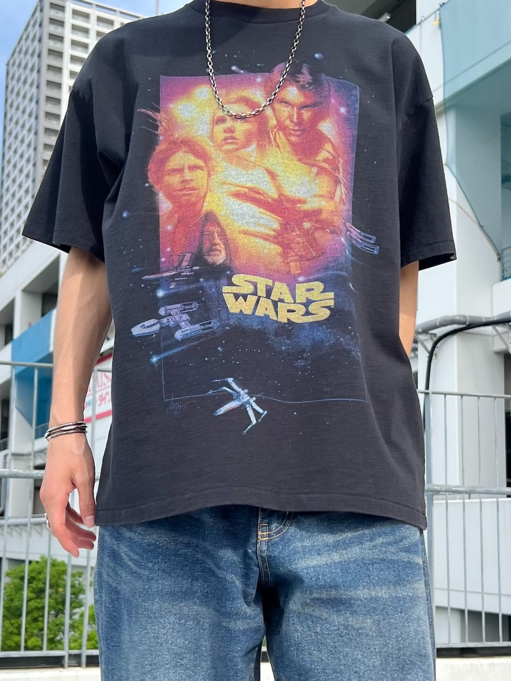ブルー系のデニムパンツ、パープル系のシャツ/ブラウス、ブラック系のTシャツ/カットソーを着用したメンズの春コーディネートの3枚目の写真