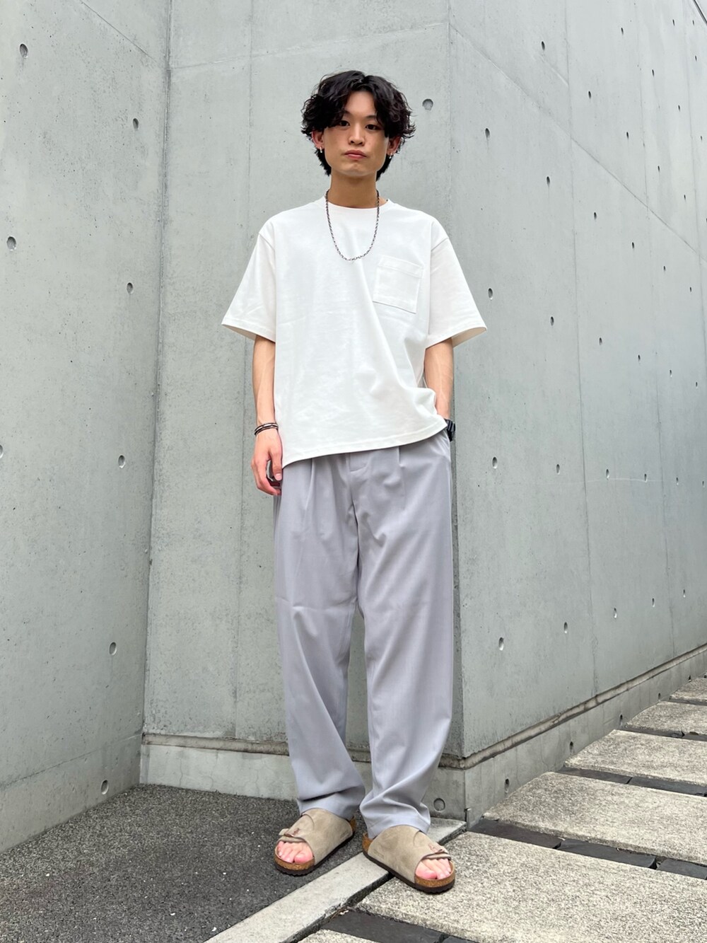 グレー系のシャツ/ブラウス、グレー系のスラックス、グレー系のTシャツ/カットソーを着用したメンズの夏コーディネートの2枚目の写真